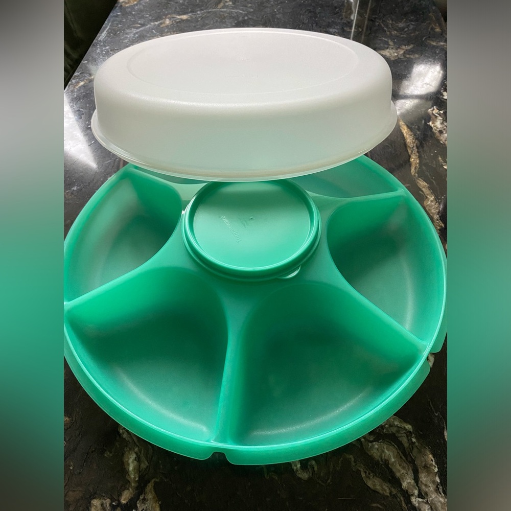 LAST CHANCE BEFORE DONATION: TUPPERWARE SERVING CENTER